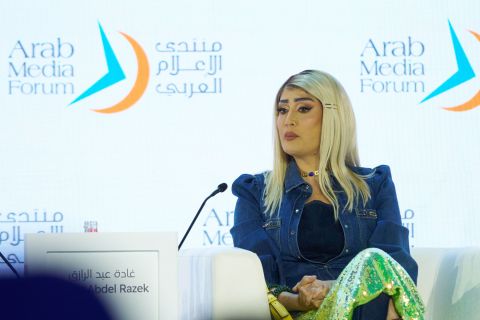 غادة عبدالرازق بإطلالة مبهرجة وغير مناسبة في منتدى الإعلام العربي.. وباروكتها تثير الجدل
