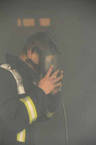 حريق ضخم داخل مصنع أحبار في جدة (فيديو)