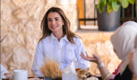 ما علاقة الكرواسون بجاكيت الملكة رانيا؟