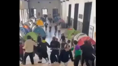 بالفيديو: اشتباكات عنيفة في جامعة ميلانو بسبب غزة