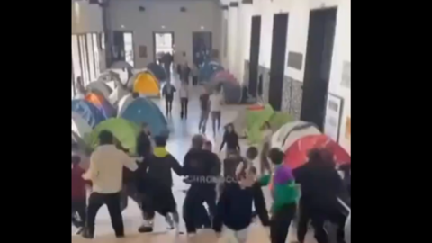 بالفيديو: اشتباكات عنيفة في جامعة ميلانو بسبب غزة