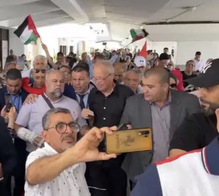 بالفيديو: هكذا استقبل التونسيون وائل الدحدوح في مطار قرطاج 