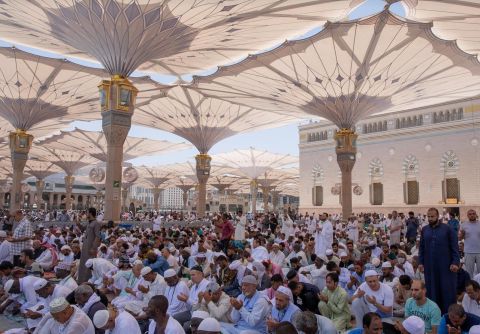 آلاف الحجاج يؤدون الجمعة الأخيرة قبل 