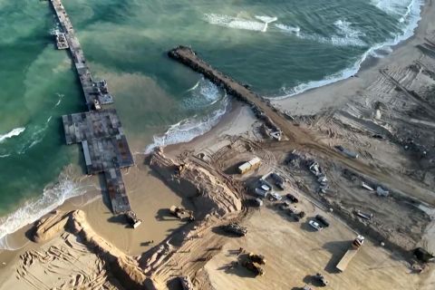 Did Israel use the American floating pier in the captive rescue operation?