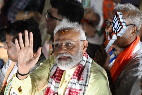 Initial vote count shows Modi taking lead in India elections