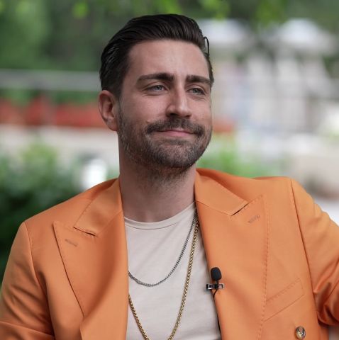 هاندا ارتشيل بالبكيني الأسود على غلاف مجلة Instyle