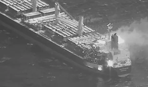 Houthis missile attacks ignite two ships in the Red Sea