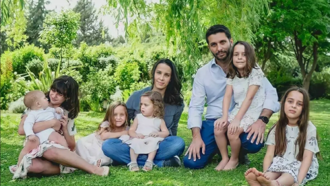 عائلة الأمير حمزة تخطف الأنظار في عيد الأضحى.. شاهدوا جمالها