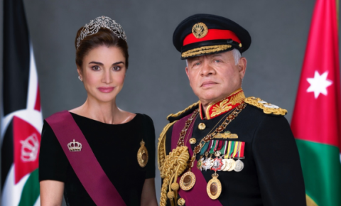 الإطلالة الأولى للملك عبدالله والملكة رانيا بمناسبة اليوبيل الفضي.. وما التاج الذي ارتدته الملكة؟