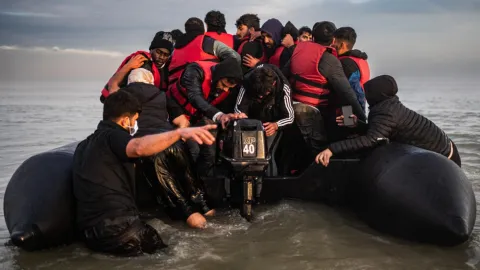 فرنسا ... مهاجرون رفضوا إنقاذهم وواصلوا رحلتهم إلى بريطانيا