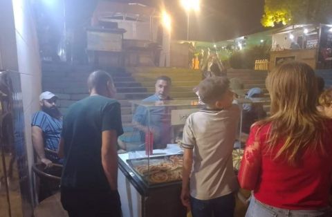 بسام دكاك يعمل على بسطة فطائر ويعلق: الشغل مو عيب.. والجمهور: أحسن من كبسوا كبسوا