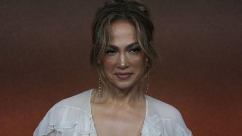 جينيفر لوبيز تختار إطلالة عيد ميلادها من وحي العصر الفيكتوري