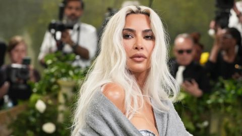 كيم كارداشيان تطلق سماعات رأس لاسلكية جديدة Beats x Kim وتتقاتل مع جيمي فالون
