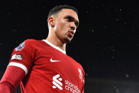ألكسندر آرنولد يعرب عن سعادته باهتمام ريال مدريد بضمه