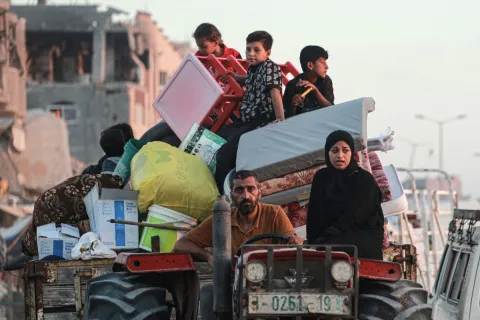 الإحتلال يعترف بمقتل واصابة 5 ضباط وجنود في غزة.. والآلاف ينزحون من