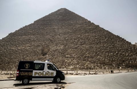بالفيديو: مقيم في الرياض يعذب شقيقه وطليقته وابنته جلدا