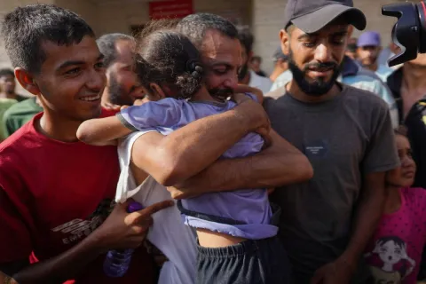 مشهد مؤثر لأسير من غزة لحظة لقائه بعائلته.. ويروي تفاصيل قاسية