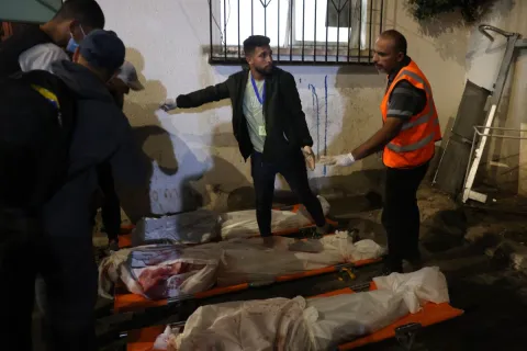 حي الشجاعية: عشرات الجثث تحت الأنقاض ومنع دخول طواقم الإنقاذ