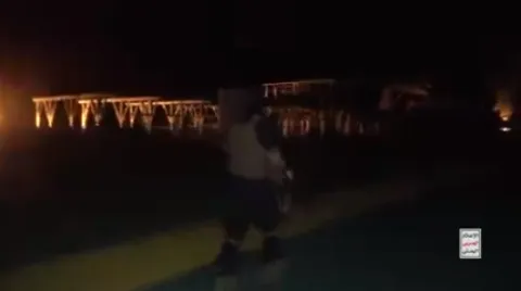 فيديو يوثق اقتحام الحوثيين لسفينة