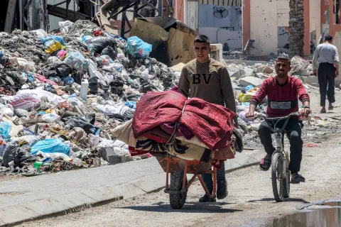 Gaza surrounded by 100 tons of trash