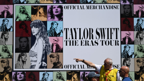 الـ Swifties ينزلون إلى الشوارع دعما لـ تايلور سويفت بعد تدبير حادثة التفجير