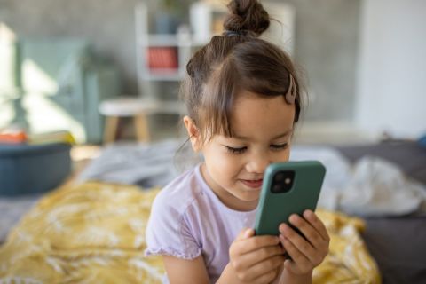 فجوة جيلية في تفسير إيموجي الإبهام المرفوع: الجيل Z لديه نظرة مختلفة