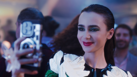 سيدة فرنسا الأولى بريجيت ماكرون ممثلة في إيميلي في باريس 