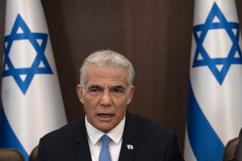 لبيد ينتقد نتنياهو ويدعو للتسوية مع حزب الله