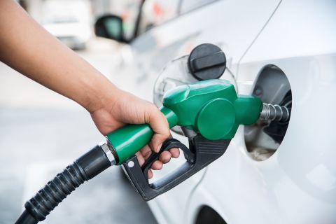 Petrol prices decline in UAE while gold peaks