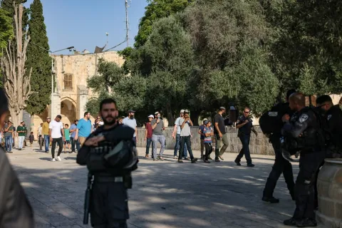 مستوطنون يقتحمون المسجد الأقصى.. وزير الداخلية الاسرائيلي: تصرفات