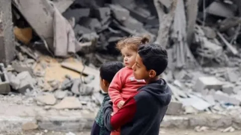 الأونروا تتحدث عن معاناة 600 ألف طفل في غزة...فماذا قالت؟ 