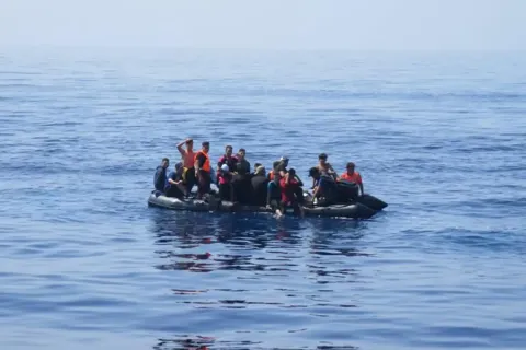 فقدان 20 مهاجرا وإنقاذ 7 بعد غرق مركبهم في المتوسط