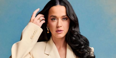 Emmys 2024.. سيلينا غوميز أنيقة بفستان مصنوع خصيصا لها من رالف لورين