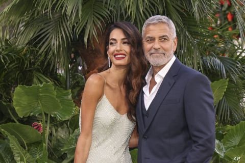 جورج وأمل كلوني يتألقان في مهرجان فينيسيا.. وموعد مزدوج يجمعهما ببراد بيت وحبيبته