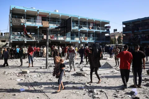Israeli airstrike hits U.N. school in Gaza, killing 14 civilians
