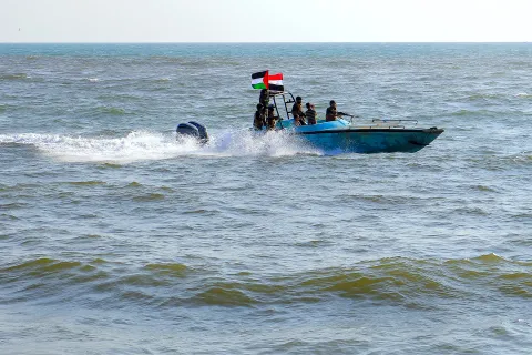 الحوثيون يستهدفون ناقلتي نفط في البحر الأحمر