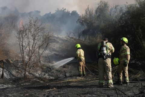 شاهد: صاروخ حوثي يشعل النيران قرب 