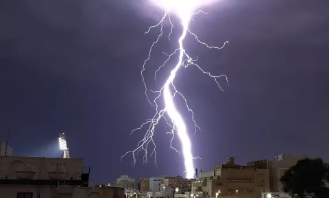 صواعق مخيفة في سماء جدة وسيول تغمر الأنفاق (فيديو وصور)