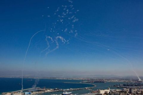 انفجار جديد بتل أبيب وإصابات بسبب التدافع نحو الملاجئ