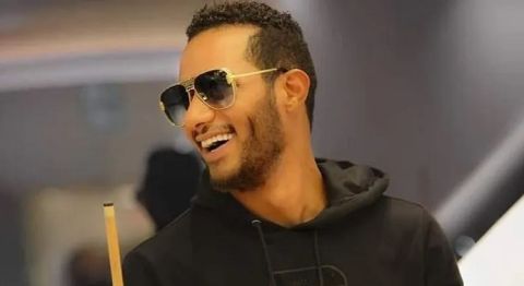 (قارىء الفنجان) يثير جدلا بتوقعاته لمستقبل محمد رمضان