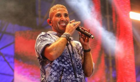 طفلة مغربية تضع أحمد سعد في موقف محرج على المسرح
