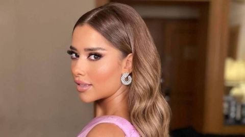 نور الغندور بإطلالة غريبة جدًا في عرض أزياء بالنسياغا.. والجمهور ينتقدها