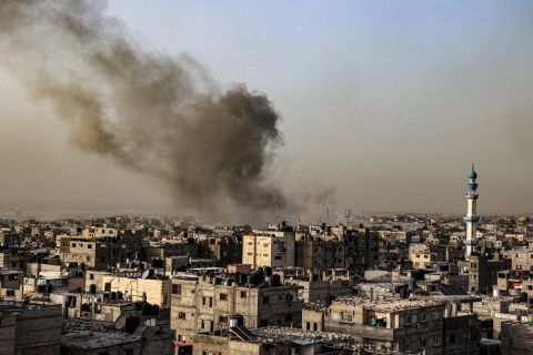 غارات إسرائيلية مكثفة ضد حزب الله واشتباكات في جباليا