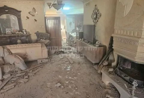 شاهد إصابة مبنى بشكل مباشر في عكا بصواريخ حزب الله