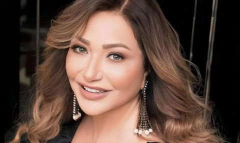 ليلى علوي تخطف الأنظار بفستان جريء في القاهرة السينمائي