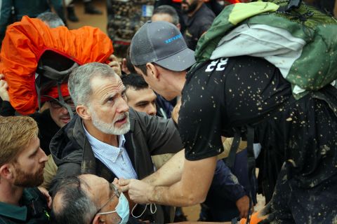 Spanish king met with anger, Mud thrown during visit to flood-stricken town