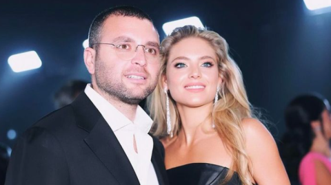 زوجة إيلي صعب كلودين تخطف الأضواء بإطلالة متلألئة بالذهبي 