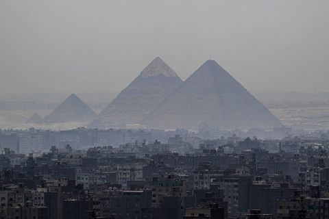 بالفيديو: أسد يسقط من شاحنة عسكرية في طرابلس