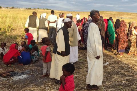 فيديو مؤثر: دموع نازحي السودان تودع الطبيب مجاهد حلالي