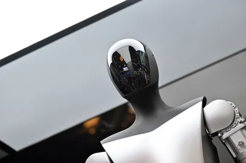NEO Gamma: the humanoid robot that does all house chores and recharges itself
